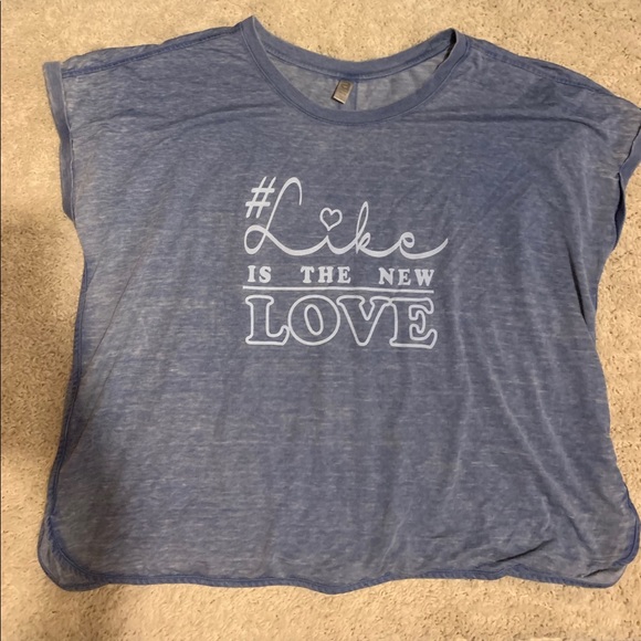 Avenue Tops - Graphic Tee Avenue Tops - Graphic Tee